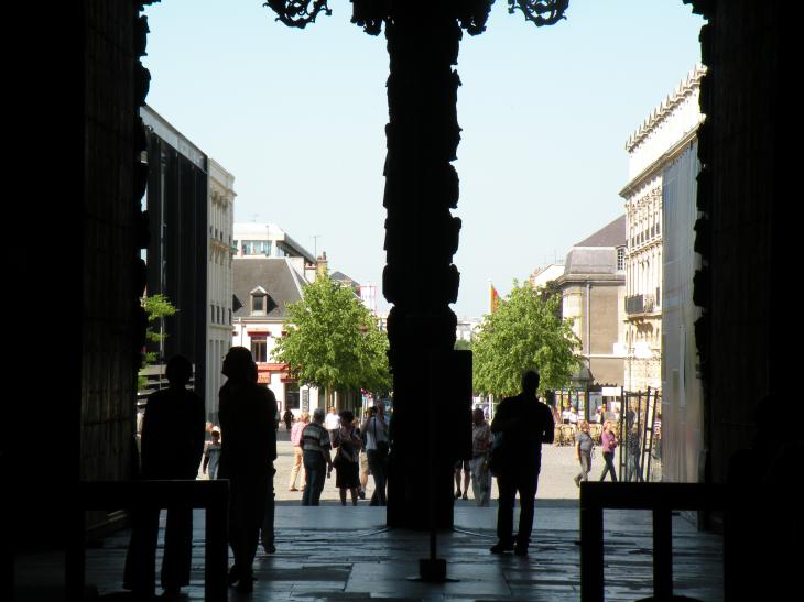  l'entrée de la cathédrale, vue de l'intérieur